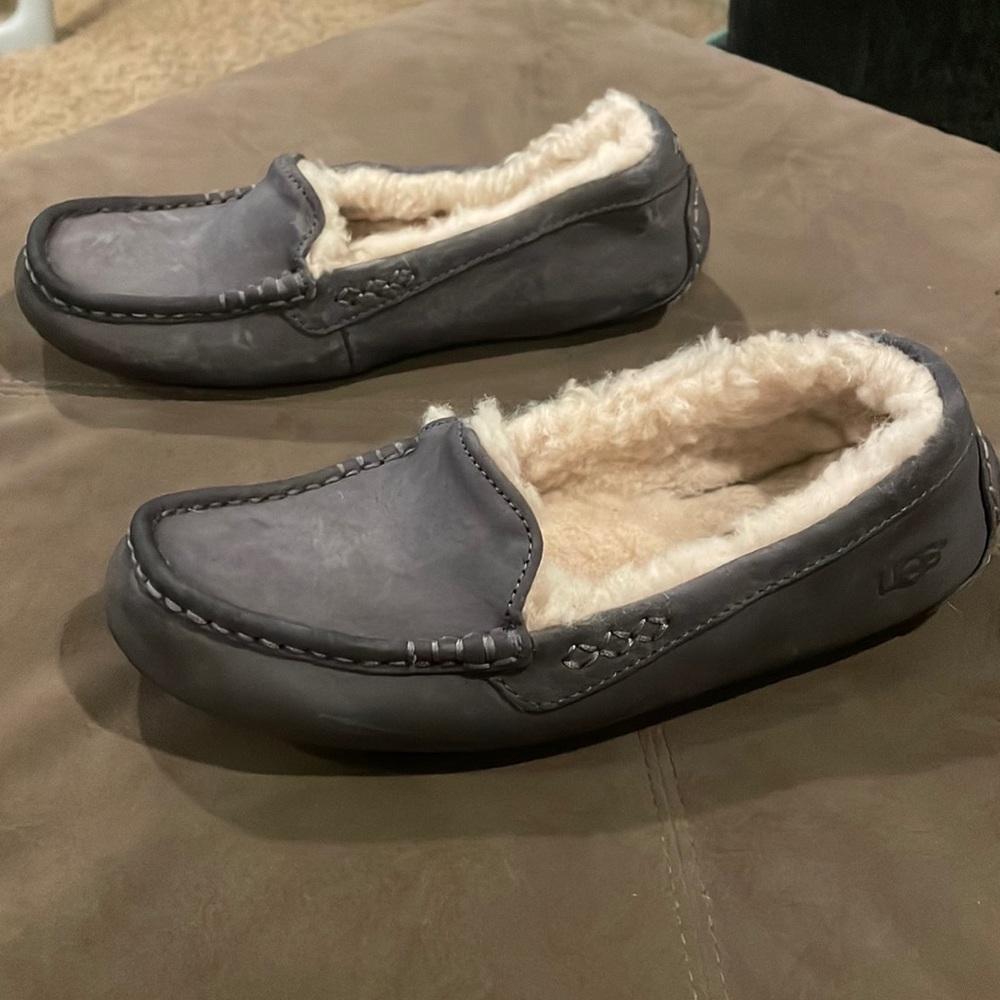 UGG Slippers - WOMEN - Size 8